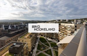 Oversiktsbilde over flere blokker og bakgård. Bing Hodnelands logo midt på bilde.